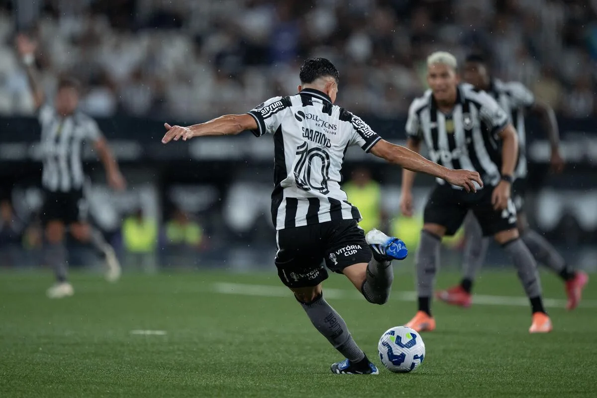 Lyon cobra R$ 678 milhões do Botafogo e cita negociação de Savarino