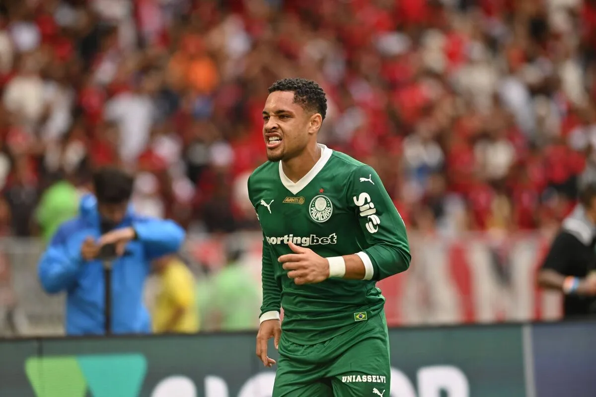 Vitor Roque se defende e diz confiar em absolvição no STJD, veja risco de punição