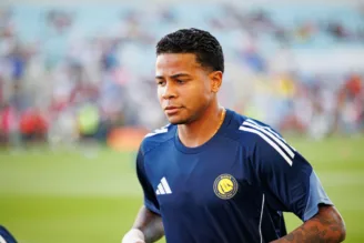 Wesley em aquecimento antes de jogo do Al-Nassr