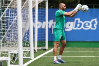 Weverton treina com bola no Palmeiras