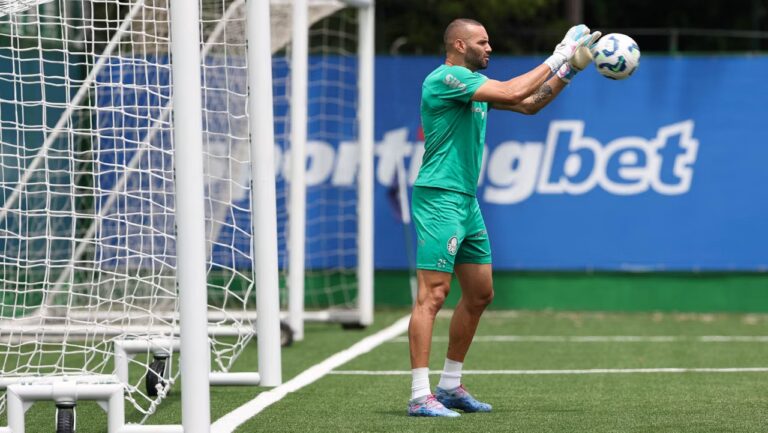Weverton treina com bola e anima Palmeiras para a final da Libertadores