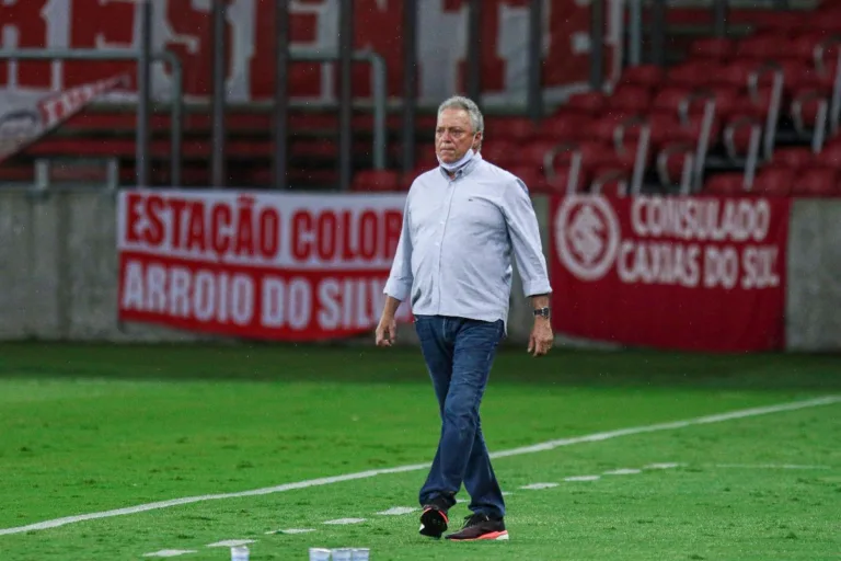 Com fala homofóbica e sem receber salários, Abel Braga é apresentado no Internacional