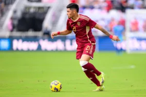 Botafogo tenta contratação de Gleiker Mendoza, da seleção venezuelana