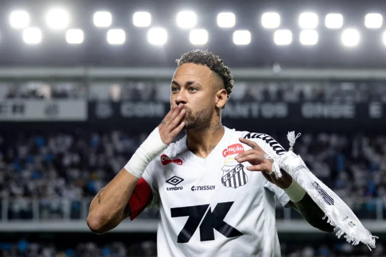 Neymar marca três vezes, Santos vence o Juventude e se afasta da zona de rebaixamento