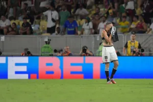 Vegetti marca no fim, Vasco vira para cima do Fluminense e sai em vantagem na semifinal