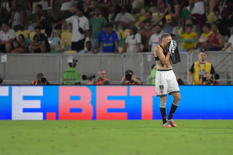 Vegetti marca no fim, Vasco vira para cima do Fluminense e sai em vantagem na semifinal