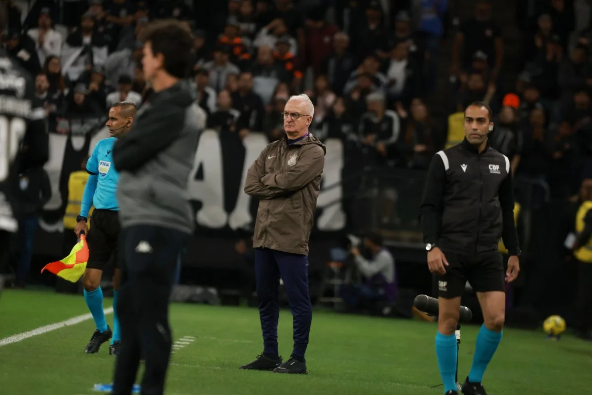 Dorival Júnior lamenta jogo ruim do Corinthians e explica mudanças na equipe