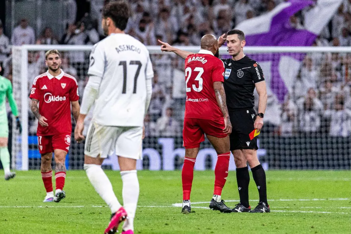 Brasileiro do Sevilla, da Espanha, sofre seis jogos de punição após discutir com o árbitro