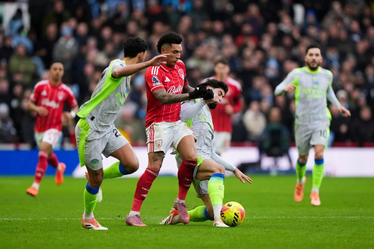Guardiola rasga elogios a Igor Jesus após vitória do City sobre o Forest: “Ele ganha todas”