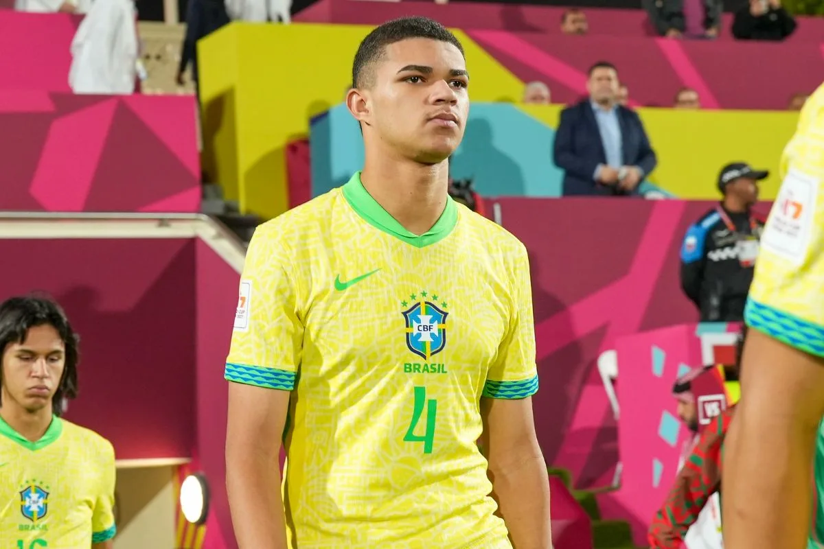 Gigantes ingleses disputam contratação de jovem zagueiro revelado pelo Grêmio