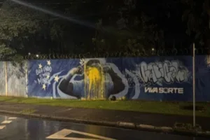 Torcida do Cruzeiro vandaliza pintura de Gabigol e atacante pede desculpas após eliminação