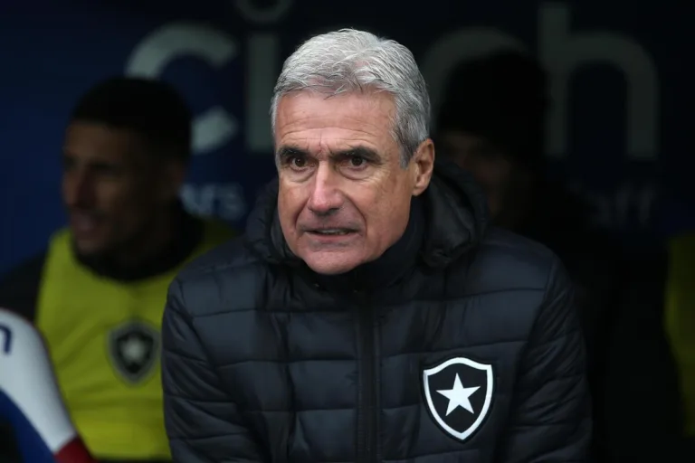 Luís Castro vê com bons olhos acerto com o Grêmio e já negocia salário, diz site