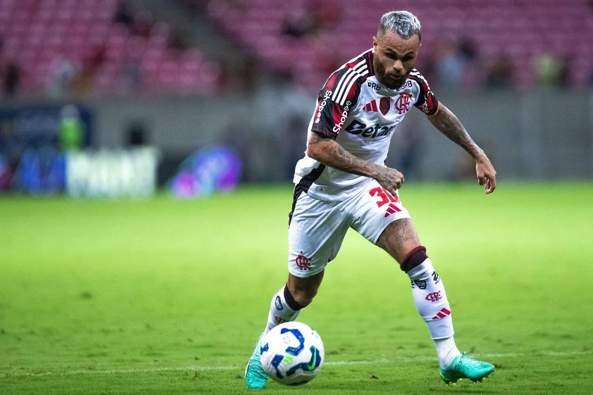 Michael indica vontade de ficar, mas diz que futuro depende do Flamengo