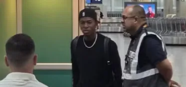 Vitão chega ao Rio para assinar com o Flamengo  e comemora desfecho: ‘Feliz demais’