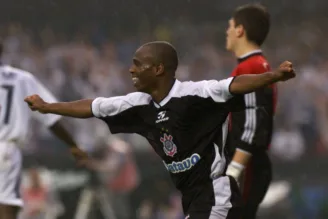 Edílson em partida do Mundial de Clubes de 2000