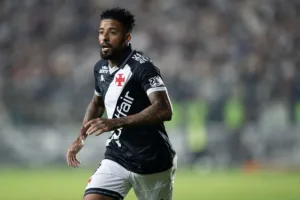 Internacional contrata meio-campista Paulinho, ex-Vasco