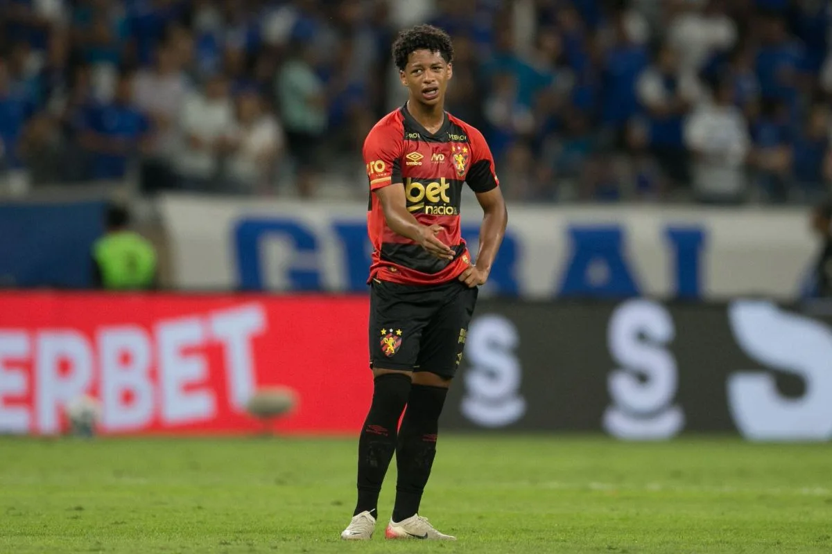 Em crise, Sport reduz valor para vender volante de 17 anos que atrai interesse da Europa