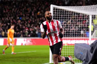 Igor Thiago com a camisa do Brentford