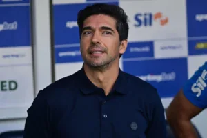 Abel Ferreira garante que conta com Raphael Veiga, de saída do Palmeiras