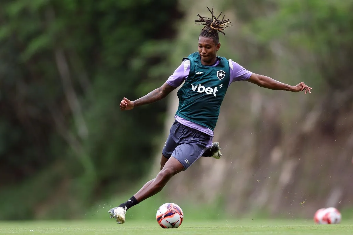 Botafogo anuncia Ythallo, zagueiro ex-São Paulo que já treina com o elenco