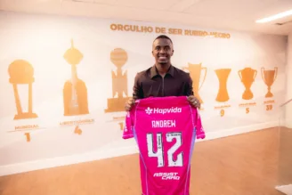 Andrew com a camisa do Flamengo