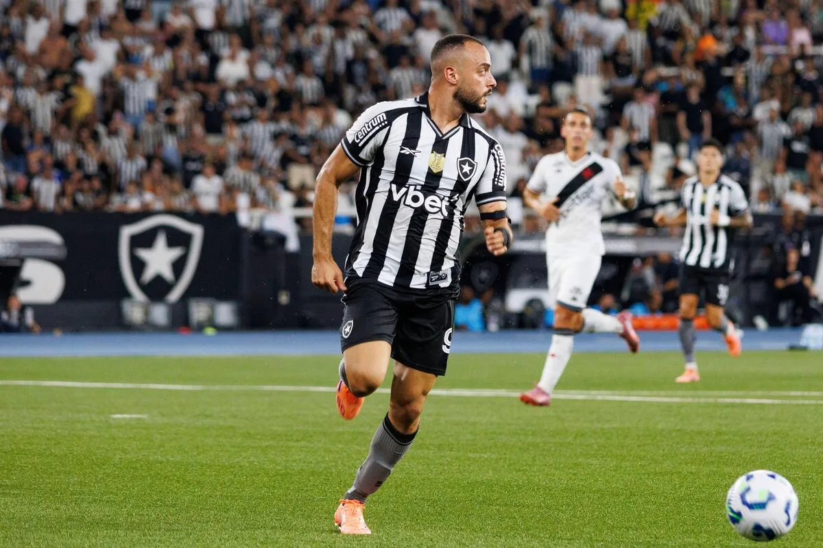 Torino insiste em Arthur Cabral e aumenta proposta por atacante do Botafogo