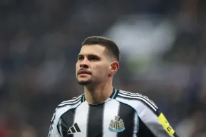 Bruno Guimarães comunica saída do Newcastle e fica perto de reforçar o Arsenal