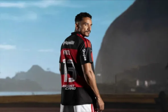 Danilo com camisa nova do Fla