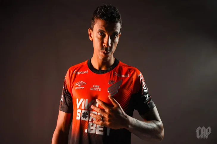 Luiz Gustavo com a camisa do Athletico