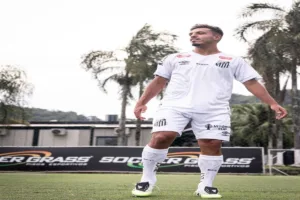 Santos oficializa Gabriel Menino, que fará estreia contra clube que o revelou