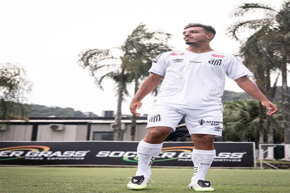 Santos oficializa Gabriel Menino, que fará estreia contra clube que o revelou