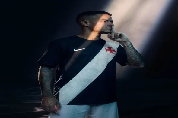Coutinho com uniforme novo do Vasco