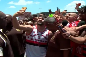 Paquetá desembarca e é recebido com festa pela torcida no Rio