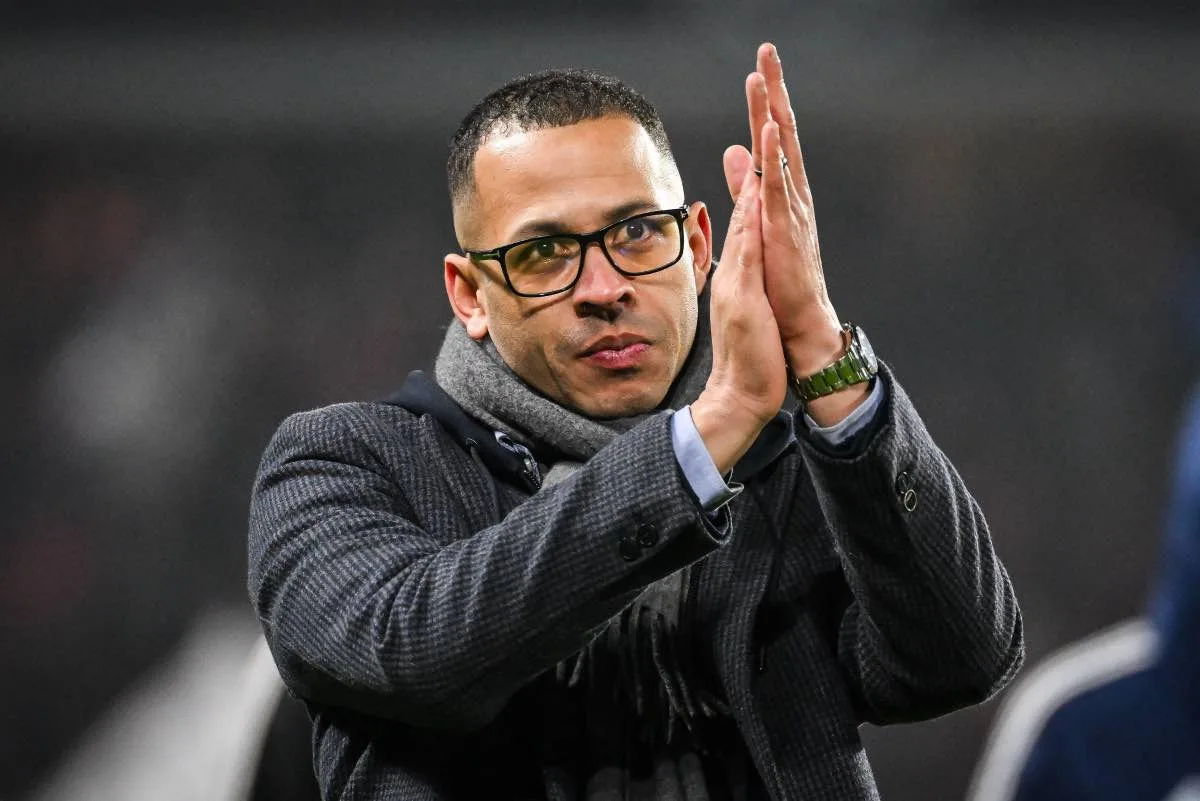 Chelsea anuncia Liam Rosenior como novo treinador