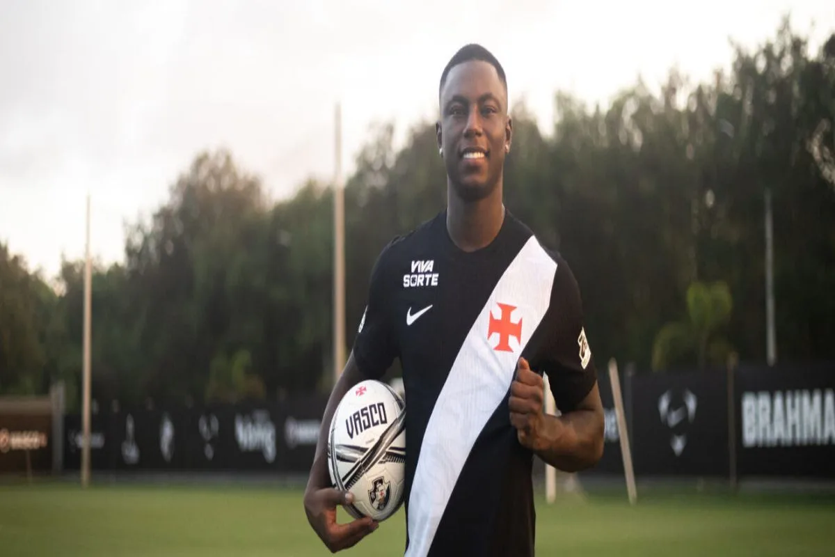 Vasco oficializa a contratação de Hinestroza