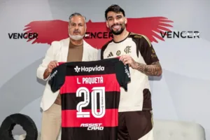 Flamengo oficializa Paquetá e celebra retorno do meia, que distribui camisas para torcida