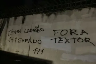 Muro do CT do Botafogo pichado