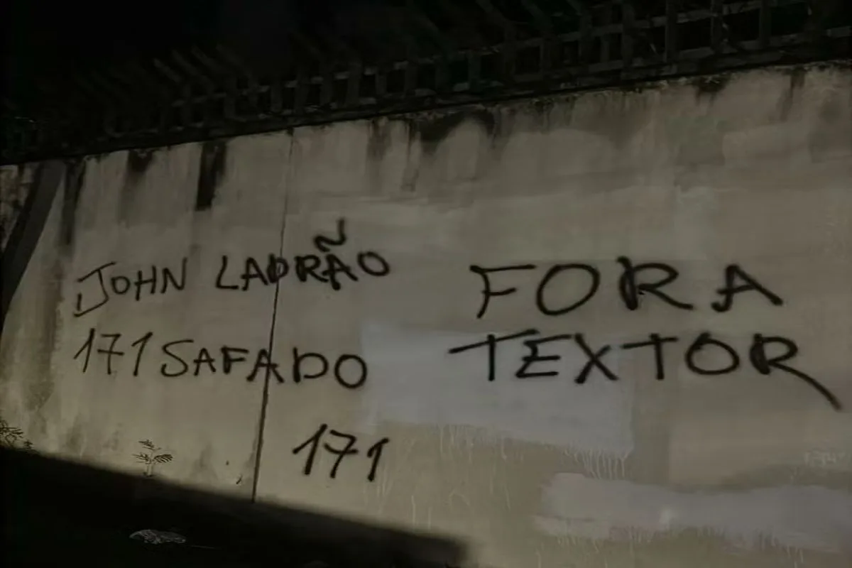 Muros do CT do Botafogo amanhecem pichados com protestos contra John Textor