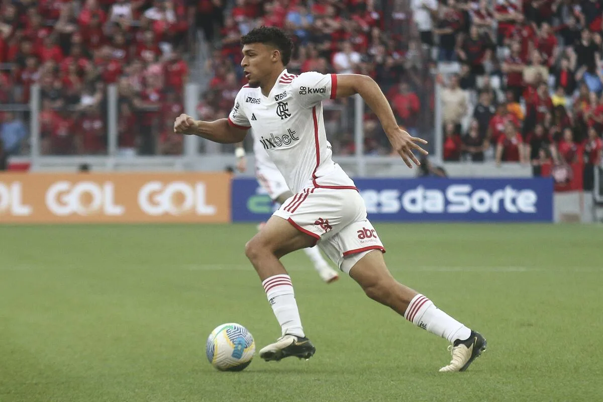 Flamengo negocia o meia Victor Hugo com o Atlético-MG