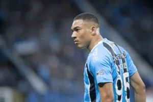 Artilheiro do Brasil pelo Grêmio, Carlos Vinícius revela clubes que tentaram a sua contratação
