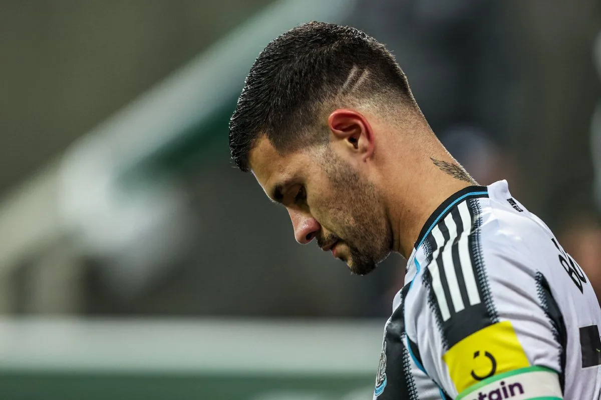 Bruno Guimarães sofre lesão grave e deve desfalcar o Brasil em amistosos pré-Copa