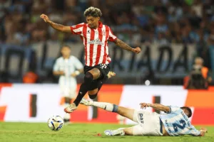 Medina rescinde com Estudiantes e fecha com o Botafogo, diz imprensa argentina