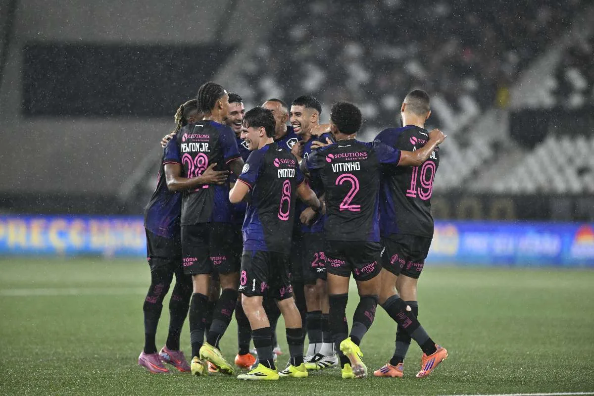 Botafogo aposta em estratégia inovadora e envia nove jogadores antes para adaptação na altitude