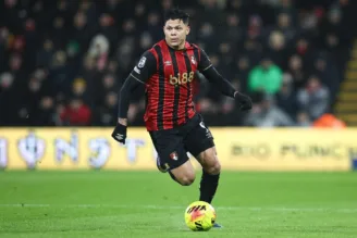 Evanilson em ação pelo Bournemouth