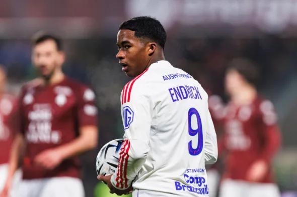 Endrick brilha mais uma vez no Lyon e imprensa europeia aumenta pressão por vaga na Copa