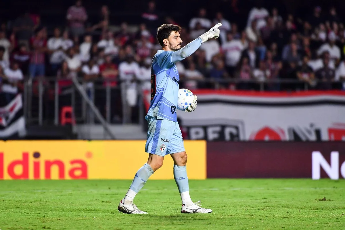 Após vitória do São Paulo, Crespo exalta atuação do goleiro Rafael