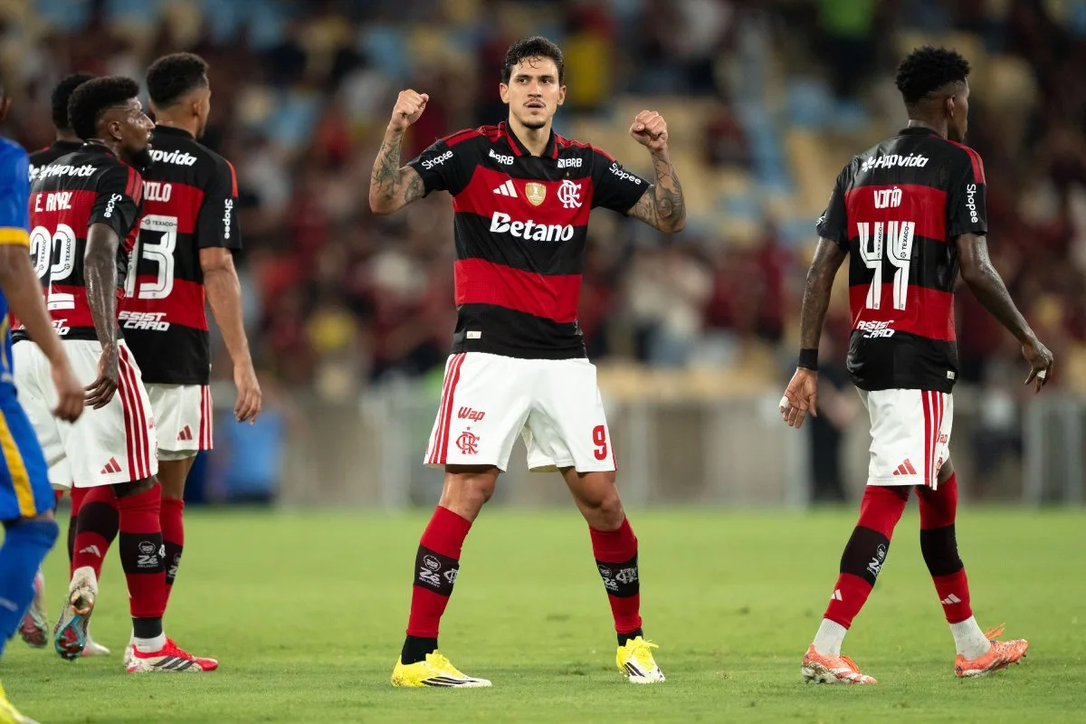 Flamengo goleia o Sampaio Corrêa e vai às quartas do Carioca