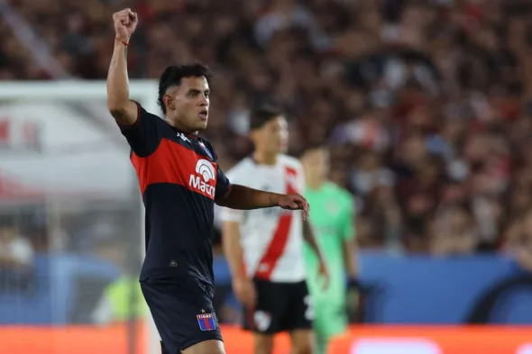 Flamengo volta a sondar situação do atacante David Romero, do Tigre