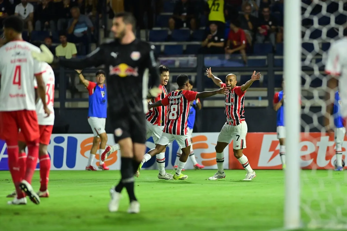 São Paulo vence o RB Bragantino e vai à semifinal do Paulistão