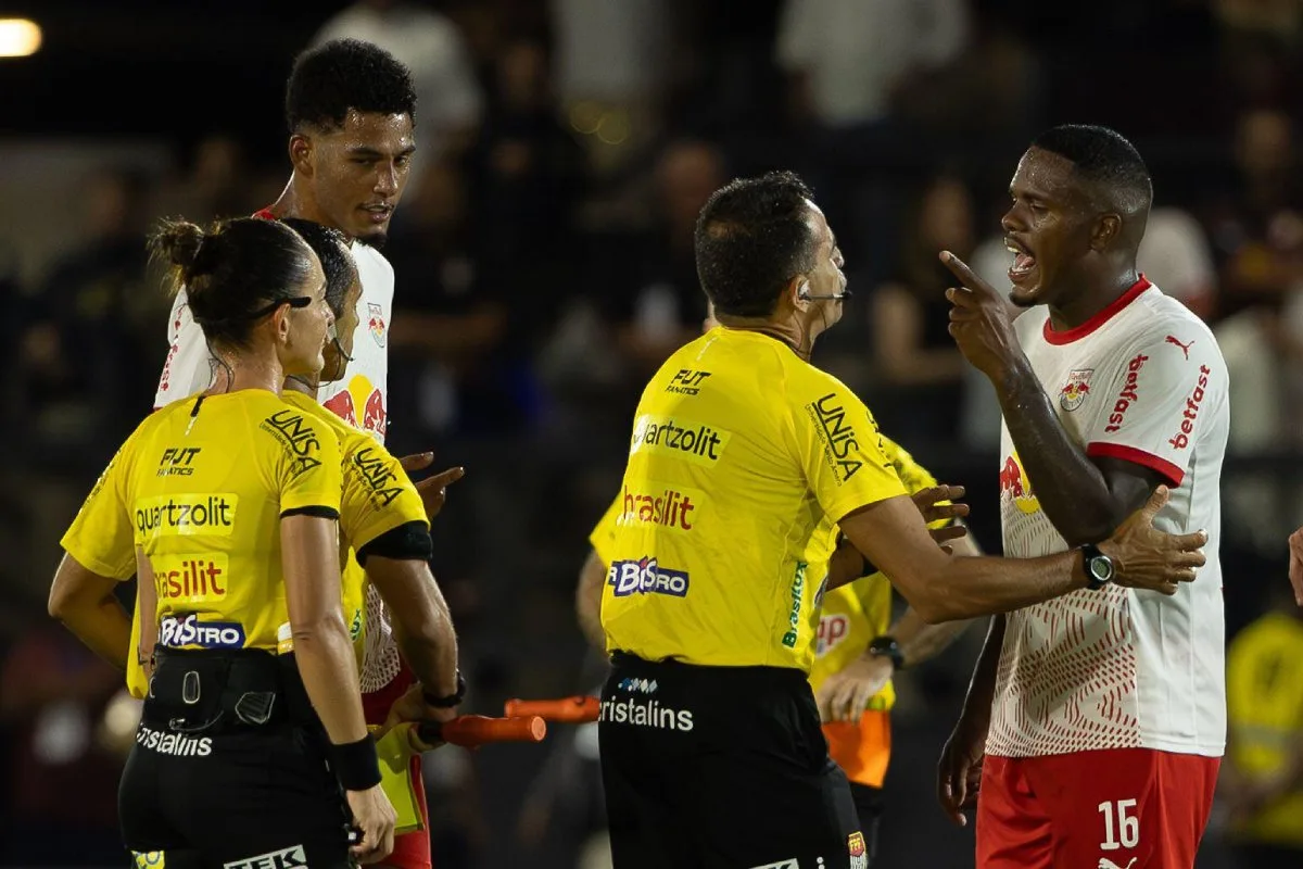 Jogador do Bragantino reclama de escalação de uma mulher para jogo contra o São Paulo